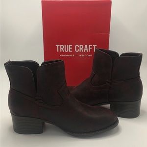 New True Craft “Java” Pull-on Booties Wine Vintage Size 8 Distressed
